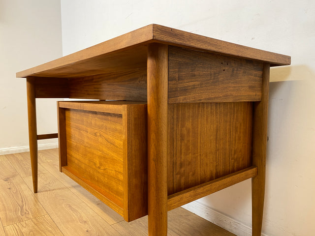 WMK I Versand 85€ I Stilvoller kleiner Mid-Century Schreibtisch , freistehend, mit Schubladen & Messinggriffen I Desk Arbeitstisch Bürotisch Sekretär DDR 60er 70er Vintage Berlin Regensburg Flensburg