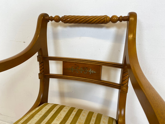 WMK # Formschöner und sehr gut erhaltener Vintage Armlehnstuhl in englischem Stil mit Intarsien und gestreiftem Bezug # Stuhl Sessel Schreibtischstuhl Chair Armlehnen Empire Regency Vintage Stilmöbel