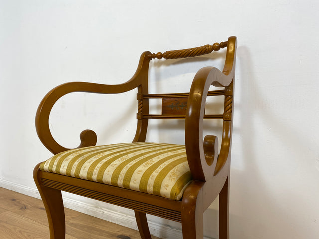 WMK # Formschöner und sehr gut erhaltener Vintage Armlehnstuhl in englischem Stil mit Intarsien und gestreiftem Bezug # Stuhl Sessel Schreibtischstuhl Chair Armlehnen Empire Regency Vintage Stilmöbel