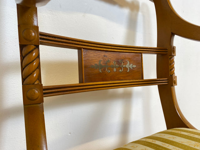 WMK # Formschöner und sehr gut erhaltener Vintage Armlehnstuhl in englischem Stil mit Intarsien und gestreiftem Bezug # Stuhl Sessel Schreibtischstuhl Chair Armlehnen Empire Regency Vintage Stilmöbel