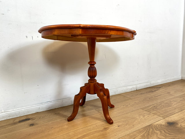 WMK Stilvoller und sehr gute erhaltener Vintage Beistelltisch im antiken Stile in Kirschholz mit fein gedrechselter Mittelsäule I Tisch Salontisch Couchtisch Ablage Lampentisch Stilmöbel Barock Berlin