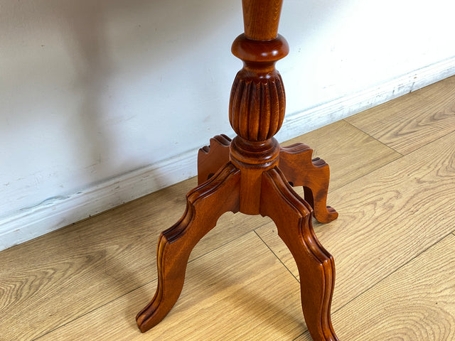 WMK Stilvoller und sehr gute erhaltener Vintage Beistelltisch im antiken Stile in Kirschholz mit fein gedrechselter Mittelsäule I Tisch Salontisch Couchtisch Ablage Lampentisch Stilmöbel Barock Berlin