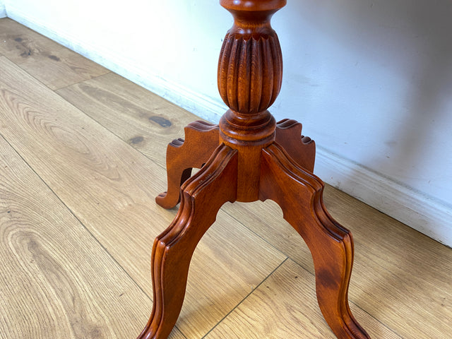 WMK Stilvoller und sehr gute erhaltener Vintage Beistelltisch im antiken Stile in Kirschholz mit fein gedrechselter Mittelsäule I Tisch Salontisch Couchtisch Ablage Lampentisch Stilmöbel Barock Berlin