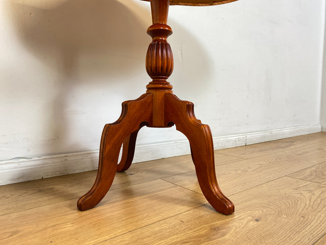 WMK Stilvoller und sehr gute erhaltener Vintage Beistelltisch im antiken Stile in Kirschholz mit fein gedrechselter Mittelsäule I Tisch Salontisch Couchtisch Ablage Lampentisch Stilmöbel Barock Berlin