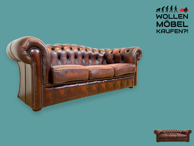 WMK I Uriges Vintage Chesterfield Sofa mit gestepptem Kunstleder Bezug in Cognac Braun I Couch Ledersofa Ledercouch 3-Sitzer 3er Patina Leder Skai English Club Style Berlin Köln Hamburg Dresden NRW