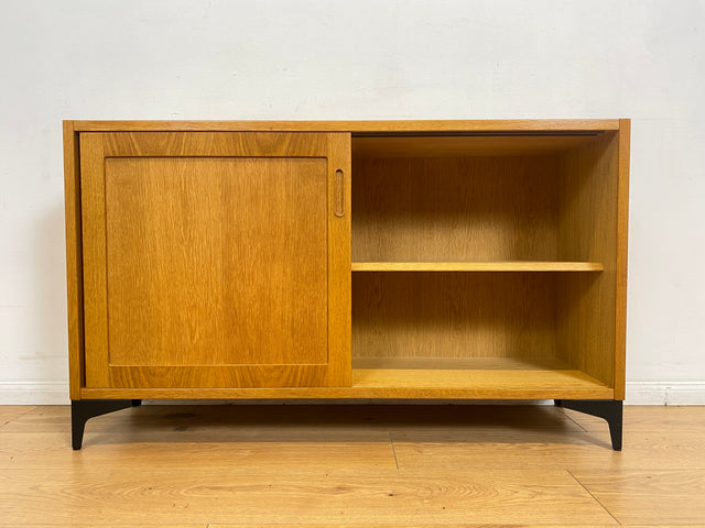 WMK # Stilvolle Vintage Designerkommode in Eichenholz von Poul Hundevad mit Schiebetüren auf neuen Metallfüßen # Sideboard Kommode Designerkommode Wäschekommode Schuhkommode Danish Design Mid-Century