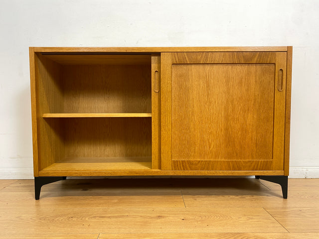 WMK # Stilvolle Vintage Designerkommode in Eichenholz von Poul Hundevad mit Schiebetüren auf neuen Metallfüßen # Sideboard Kommode Designerkommode Wäschekommode Schuhkommode Danish Design Mid-Century