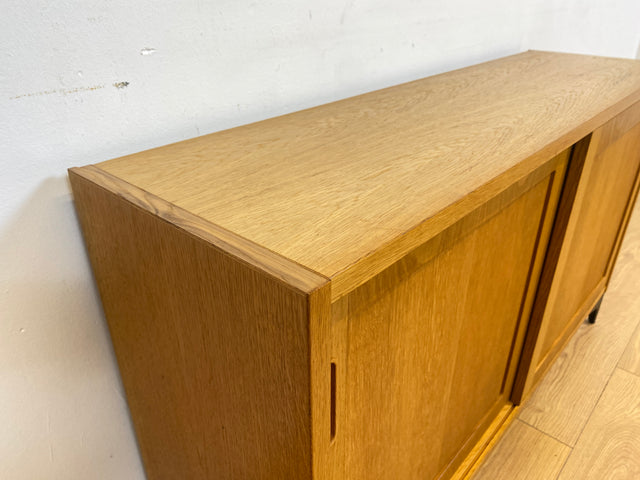 WMK # Stilvolle Vintage Designerkommode in Eichenholz von Poul Hundevad mit Schiebetüren auf neuen Metallfüßen # Sideboard Kommode Designerkommode Wäschekommode Schuhkommode Danish Design Mid-Century