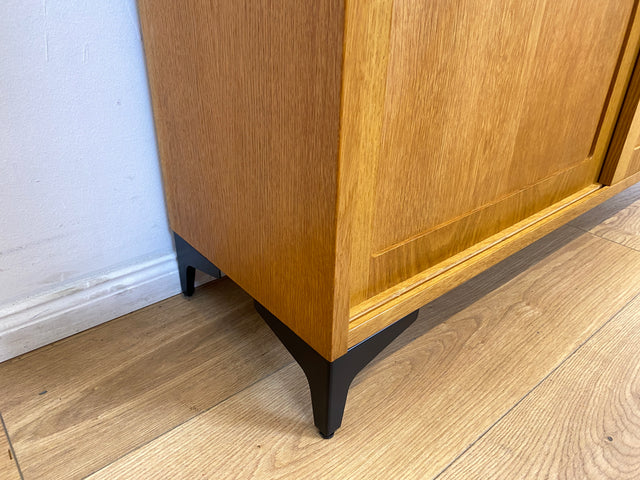 WMK # Stilvolle Vintage Designerkommode in Eichenholz von Poul Hundevad mit Schiebetüren auf neuen Metallfüßen # Sideboard Kommode Designerkommode Wäschekommode Schuhkommode Danish Design Mid-Century