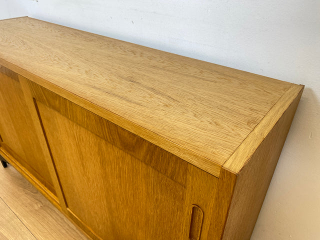 WMK # Stilvolle Vintage Designerkommode in Eichenholz von Poul Hundevad mit Schiebetüren auf neuen Metallfüßen # Sideboard Kommode Designerkommode Wäschekommode Schuhkommode Danish Design Mid-Century