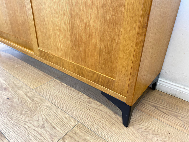 WMK # Stilvolle Vintage Designerkommode in Eichenholz von Poul Hundevad mit Schiebetüren auf neuen Metallfüßen # Sideboard Kommode Designerkommode Wäschekommode Schuhkommode Danish Design Mid-Century