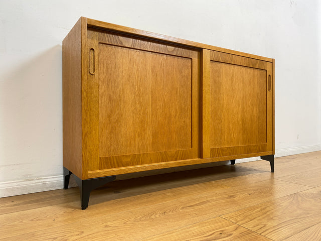 WMK # Stilvolle Vintage Designerkommode in Eichenholz von Poul Hundevad mit Schiebetüren auf neuen Metallfüßen # Sideboard Kommode Designerkommode Wäschekommode Schuhkommode Danish Design Mid-Century