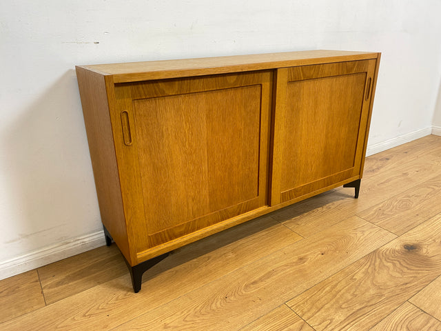 WMK # Stilvolle Vintage Designerkommode in Eichenholz von Poul Hundevad mit Schiebetüren auf neuen Metallfüßen # Sideboard Kommode Designerkommode Wäschekommode Schuhkommode Danish Design Mid-Century