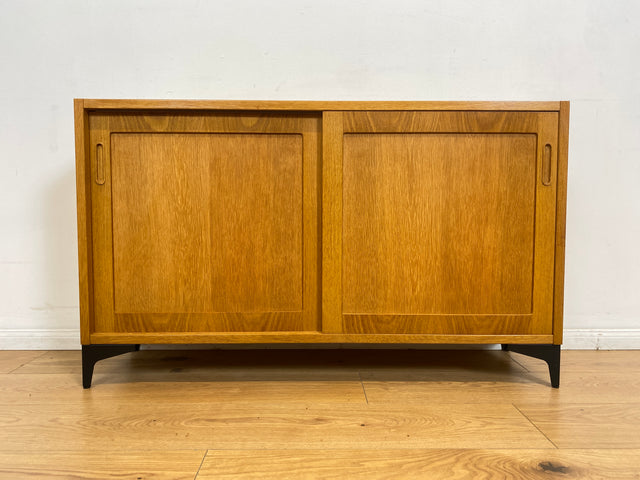 WMK # Stilvolle Vintage Designerkommode in Eichenholz von Poul Hundevad mit Schiebetüren auf neuen Metallfüßen # Sideboard Kommode Designerkommode Wäschekommode Schuhkommode Danish Design Mid-Century