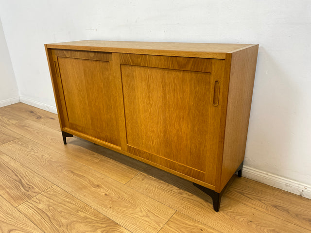 WMK # Stilvolle Vintage Designerkommode in Eichenholz von Poul Hundevad mit Schiebetüren auf neuen Metallfüßen # Sideboard Kommode Designerkommode Wäschekommode Schuhkommode Danish Design Mid-Century