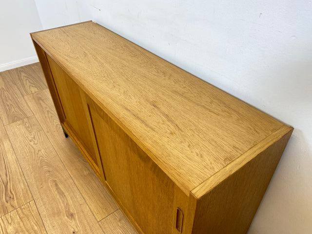 WMK # Stilvolle Vintage Designerkommode in Eichenholz von Poul Hundevad mit Schiebetüren auf neuen Metallfüßen # Sideboard Kommode Designerkommode Wäschekommode Schuhkommode Danish Design Mid-Century