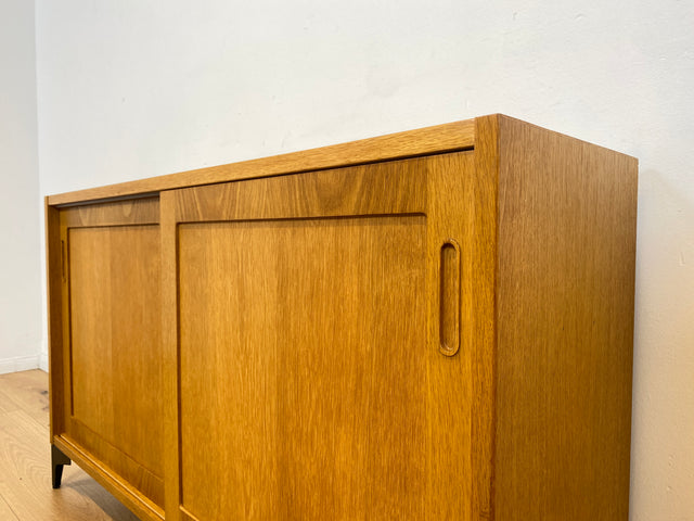WMK # Stilvolle Vintage Designerkommode in Eichenholz von Poul Hundevad mit Schiebetüren auf neuen Metallfüßen # Sideboard Kommode Designerkommode Wäschekommode Schuhkommode Danish Design Mid-Century