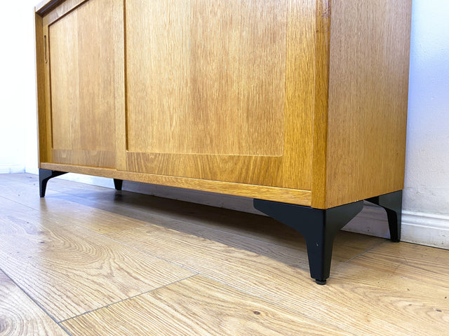 WMK # Stilvolle Vintage Designerkommode in Eichenholz von Poul Hundevad mit Schiebetüren auf neuen Metallfüßen # Sideboard Kommode Designerkommode Wäschekommode Schuhkommode Danish Design Mid-Century