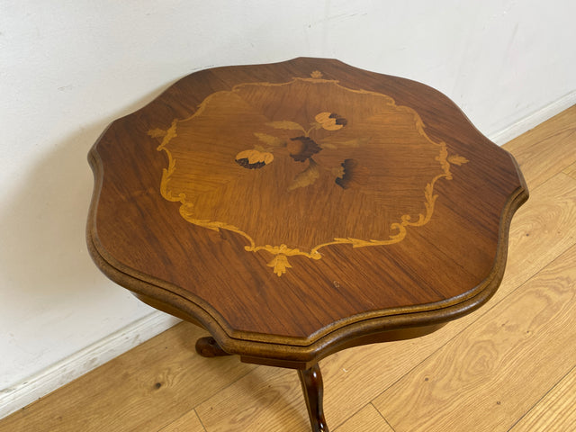 WMK I Sehr schöner Vintage Dreifuß Tisch mit gedrechseltem Mittelfuß und floralen Intarsien
