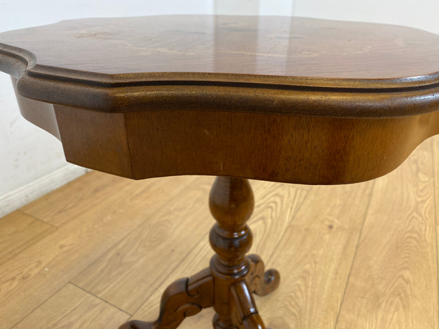 WMK I Sehr schöner Vintage Dreifuß Tisch mit gedrechseltem Mittelfuß und floralen Intarsien