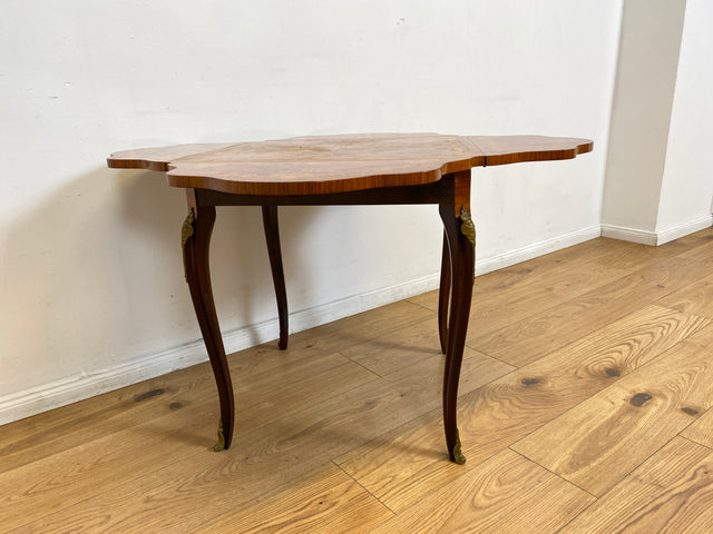 WMK # Vornehmer und sehr gut erhaltener Vintage Klapptisch im Stile des Louis Seize mit feinen Intarsien und edlen Messingbeschlägen # Couchtisch Beistelltisch Spieletisch Salontisch Barock Rokoko XV