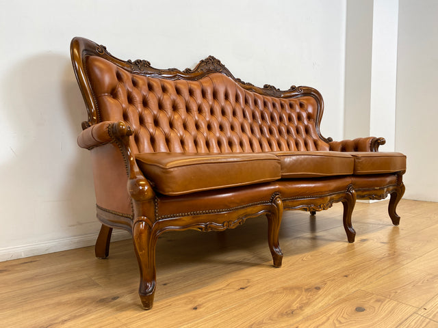 WMK # Wunderbares und gut erhaltenes Vintage Ledersofa im Antiken Stil mit gestepptem Echtleder Bezug & Nussbaum Rahmen # Sofa Couch Ledercouch Chesterfield Chippendale Rokoko Barock Leder Stilmöbel