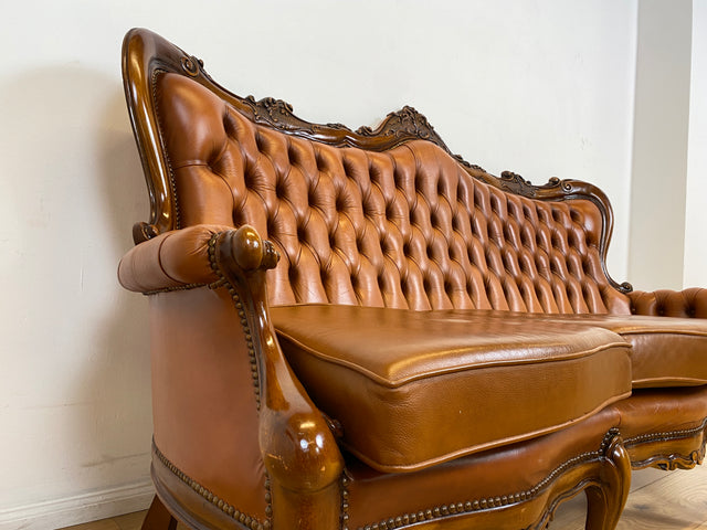 WMK # Wunderbares und gut erhaltenes Vintage Ledersofa im Antiken Stil mit gestepptem Echtleder Bezug & Nussbaum Rahmen # Sofa Couch Ledercouch Chesterfield Chippendale Rokoko Barock Leder Stilmöbel