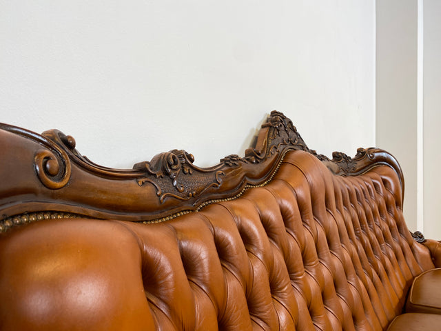 WMK # Wunderbares und gut erhaltenes Vintage Ledersofa im Antiken Stil mit gestepptem Echtleder Bezug & Nussbaum Rahmen # Sofa Couch Ledercouch Chesterfield Chippendale Rokoko Barock Leder Stilmöbel