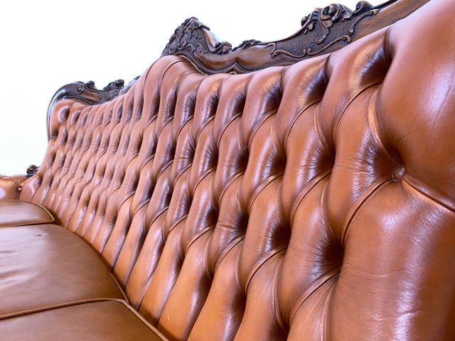 WMK # Wunderbares und gut erhaltenes Vintage Ledersofa im Antiken Stil mit gestepptem Echtleder Bezug & Nussbaum Rahmen # Sofa Couch Ledercouch Chesterfield Chippendale Rokoko Barock Leder Stilmöbel