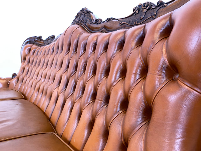WMK # Wunderbares und gut erhaltenes Vintage Ledersofa im Antiken Stil mit gestepptem Echtleder Bezug & Nussbaum Rahmen # Sofa Couch Ledercouch Chesterfield Chippendale Rokoko Barock Leder Stilmöbel