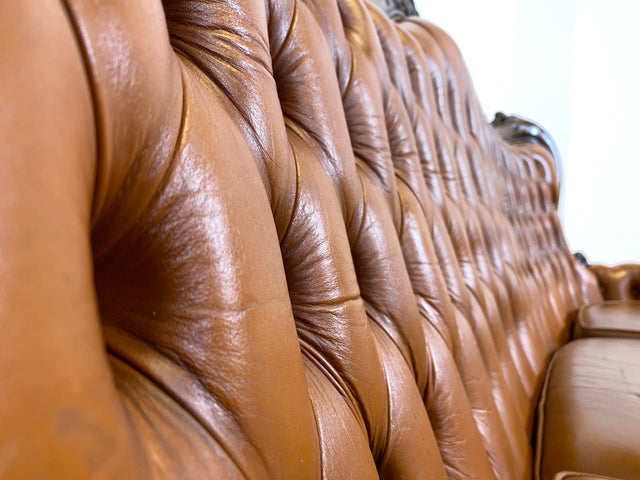 WMK # Wunderbares und gut erhaltenes Vintage Ledersofa im Antiken Stil mit gestepptem Echtleder Bezug & Nussbaum Rahmen # Sofa Couch Ledercouch Chesterfield Chippendale Rokoko Barock Leder Stilmöbel
