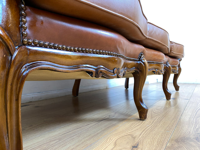 WMK # Wunderbares und gut erhaltenes Vintage Ledersofa im Antiken Stil mit gestepptem Echtleder Bezug & Nussbaum Rahmen # Sofa Couch Ledercouch Chesterfield Chippendale Rokoko Barock Leder Stilmöbel