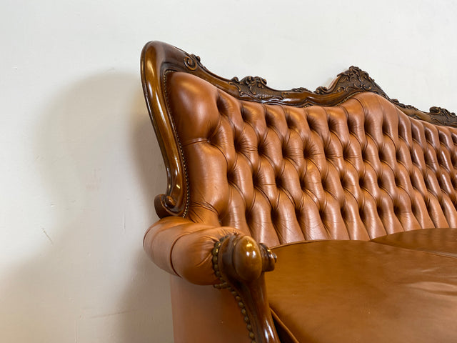 WMK # Wunderbares und gut erhaltenes Vintage Ledersofa im Antiken Stil mit gestepptem Echtleder Bezug & Nussbaum Rahmen # Sofa Couch Ledercouch Chesterfield Chippendale Rokoko Barock Leder Stilmöbel