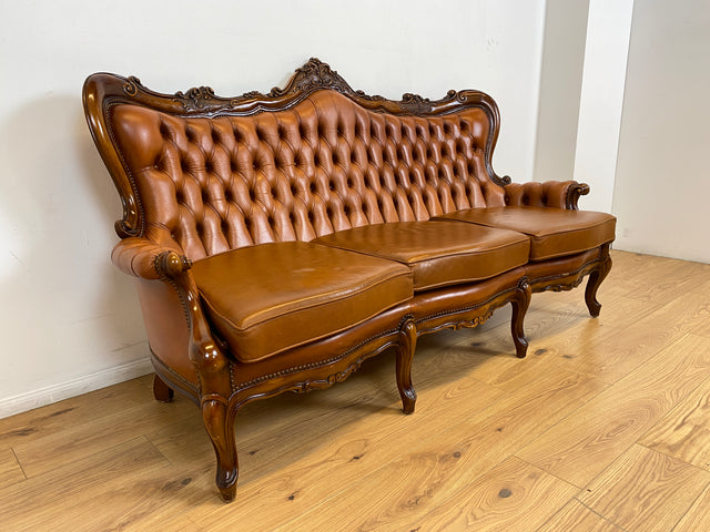 WMK # Wunderbares und gut erhaltenes Vintage Ledersofa im Antiken Stil mit gestepptem Echtleder Bezug & Nussbaum Rahmen # Sofa Couch Ledercouch Chesterfield Chippendale Rokoko Barock Leder Stilmöbel