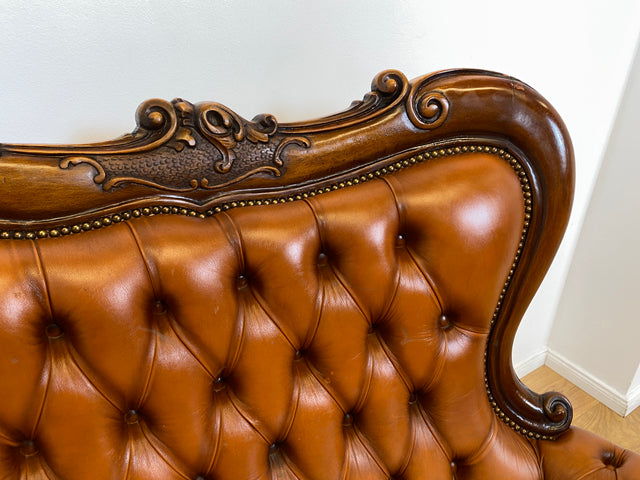 WMK # Wunderbares und gut erhaltenes Vintage Ledersofa im Antiken Stil mit gestepptem Echtleder Bezug & Nussbaum Rahmen # Sofa Couch Ledercouch Chesterfield Chippendale Rokoko Barock Leder Stilmöbel