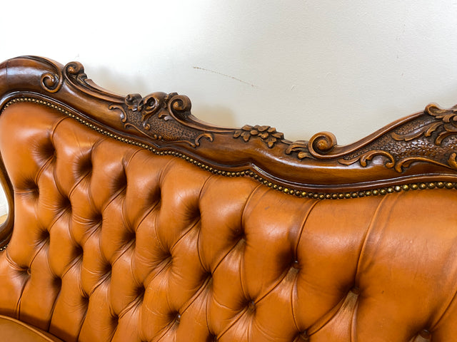 WMK # Wunderbares und gut erhaltenes Vintage Ledersofa im Antiken Stil mit gestepptem Echtleder Bezug & Nussbaum Rahmen # Sofa Couch Ledercouch Chesterfield Chippendale Rokoko Barock Leder Stilmöbel