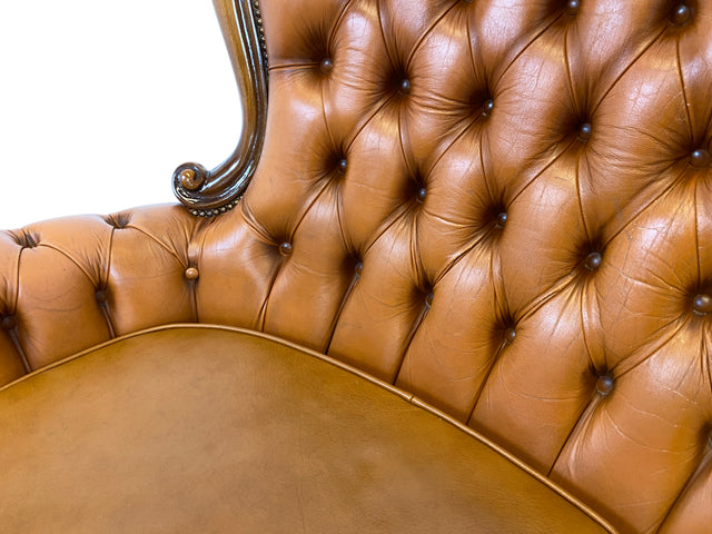 WMK # Wunderbares und gut erhaltenes Vintage Ledersofa im Antiken Stil mit gestepptem Echtleder Bezug & Nussbaum Rahmen # Sofa Couch Ledercouch Chesterfield Chippendale Rokoko Barock Leder Stilmöbel