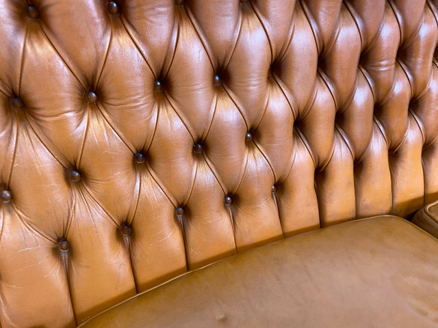 WMK # Wunderbares und gut erhaltenes Vintage Ledersofa im Antiken Stil mit gestepptem Echtleder Bezug & Nussbaum Rahmen # Sofa Couch Ledercouch Chesterfield Chippendale Rokoko Barock Leder Stilmöbel