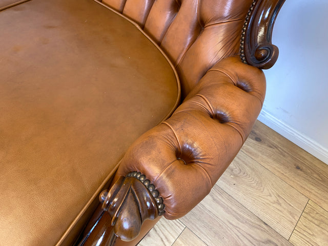 WMK # Wunderbares und gut erhaltenes Vintage Ledersofa im Antiken Stil mit gestepptem Echtleder Bezug & Nussbaum Rahmen # Sofa Couch Ledercouch Chesterfield Chippendale Rokoko Barock Leder Stilmöbel