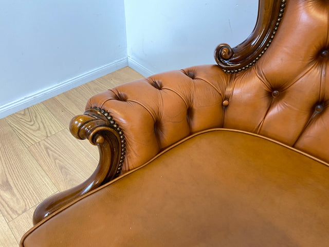 WMK # Wunderbares und gut erhaltenes Vintage Ledersofa im Antiken Stil mit gestepptem Echtleder Bezug & Nussbaum Rahmen # Sofa Couch Ledercouch Chesterfield Chippendale Rokoko Barock Leder Stilmöbel