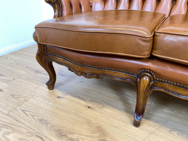 WMK # Wunderbares und gut erhaltenes Vintage Ledersofa im Antiken Stil mit gestepptem Echtleder Bezug & Nussbaum Rahmen # Sofa Couch Ledercouch Chesterfield Chippendale Rokoko Barock Leder Stilmöbel