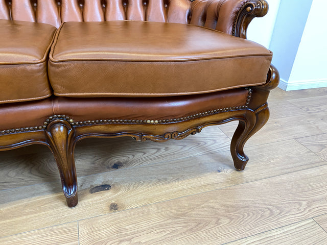 WMK # Wunderbares und gut erhaltenes Vintage Ledersofa im Antiken Stil mit gestepptem Echtleder Bezug & Nussbaum Rahmen # Sofa Couch Ledercouch Chesterfield Chippendale Rokoko Barock Leder Stilmöbel