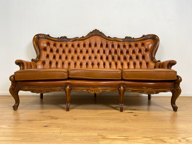 WMK # Wunderbares und gut erhaltenes Vintage Ledersofa im Antiken Stil mit gestepptem Echtleder Bezug & Nussbaum Rahmen # Sofa Couch Ledercouch Chesterfield Chippendale Rokoko Barock Leder Stilmöbel