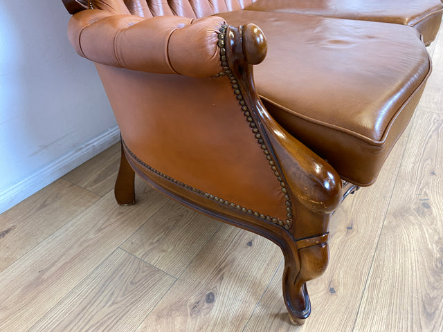 WMK # Wunderbares und gut erhaltenes Vintage Ledersofa im Antiken Stil mit gestepptem Echtleder Bezug & Nussbaum Rahmen # Sofa Couch Ledercouch Chesterfield Chippendale Rokoko Barock Leder Stilmöbel