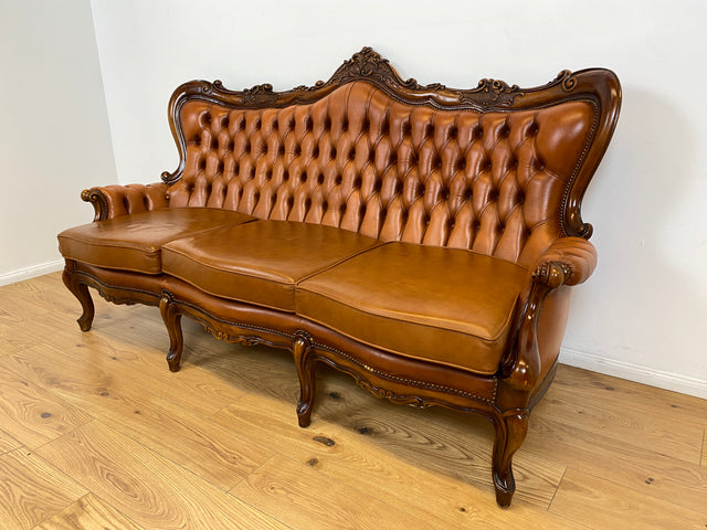 WMK # Wunderbares und gut erhaltenes Vintage Ledersofa im Antiken Stil mit gestepptem Echtleder Bezug & Nussbaum Rahmen # Sofa Couch Ledercouch Chesterfield Chippendale Rokoko Barock Leder Stilmöbel