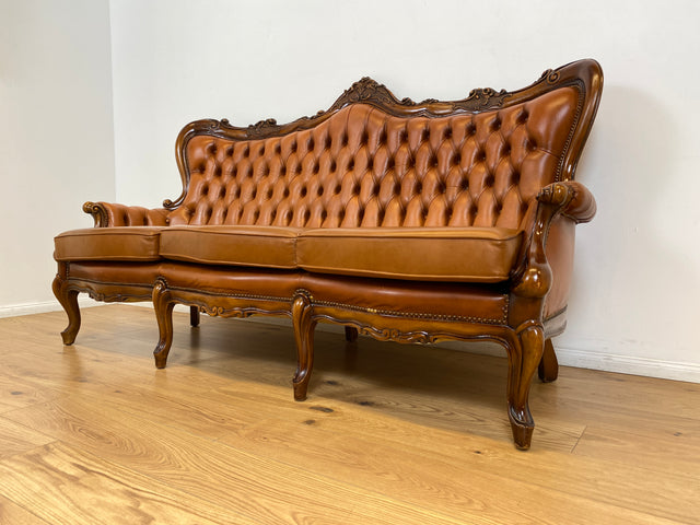 WMK # Wunderbares und gut erhaltenes Vintage Ledersofa im Antiken Stil mit gestepptem Echtleder Bezug & Nussbaum Rahmen # Sofa Couch Ledercouch Chesterfield Chippendale Rokoko Barock Leder Stilmöbel