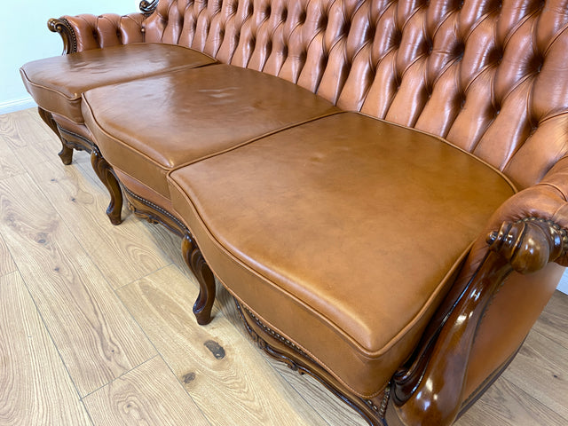 WMK # Wunderbares und gut erhaltenes Vintage Ledersofa im Antiken Stil mit gestepptem Echtleder Bezug & Nussbaum Rahmen # Sofa Couch Ledercouch Chesterfield Chippendale Rokoko Barock Leder Stilmöbel