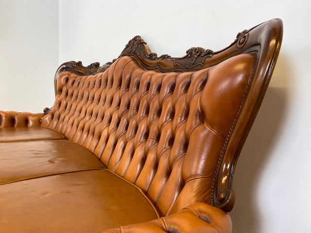 WMK # Wunderbares und gut erhaltenes Vintage Ledersofa im Antiken Stil mit gestepptem Echtleder Bezug & Nussbaum Rahmen # Sofa Couch Ledercouch Chesterfield Chippendale Rokoko Barock Leder Stilmöbel