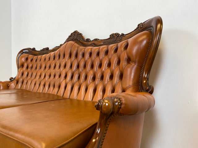 WMK # Wunderbares und gut erhaltenes Vintage Ledersofa im Antiken Stil mit gestepptem Echtleder Bezug & Nussbaum Rahmen # Sofa Couch Ledercouch Chesterfield Chippendale Rokoko Barock Leder Stilmöbel