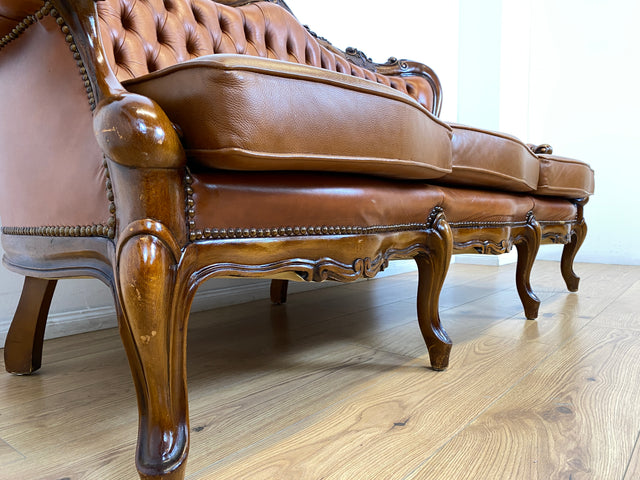 WMK # Wunderbares und gut erhaltenes Vintage Ledersofa im Antiken Stil mit gestepptem Echtleder Bezug & Nussbaum Rahmen # Sofa Couch Ledercouch Chesterfield Chippendale Rokoko Barock Leder Stilmöbel